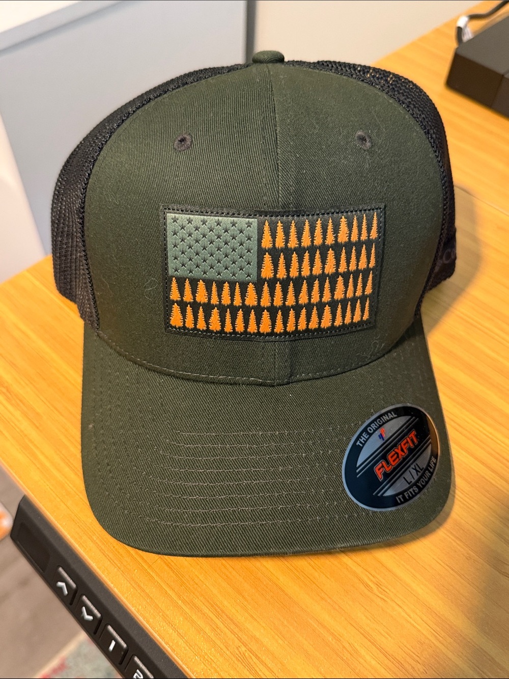 NWT** Columbia Fitted Trucker Hat L/XL